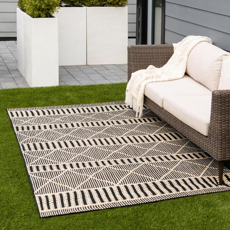 Black Dalyan Indoor/Outdoor Trellis Rug, Rectangle 5'3" x 8'
