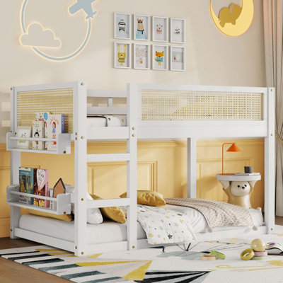 Lit superposé simple au-dessus de simple avec garde-corps en rotin et tablettes de rangement intégrées Safety-First