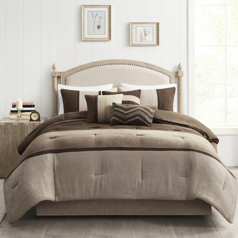 Édredon en faux suède très grand - brun avec carrés et coussins 7 pièces pour une ambiance de chambre à coucher chaleureuse