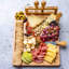 Ensemble de planche à fromage et de couteaux en bambou - planche de charcuterie 14 x 11 pouces avec 4 couteaux à fromage - plateau de service en bois