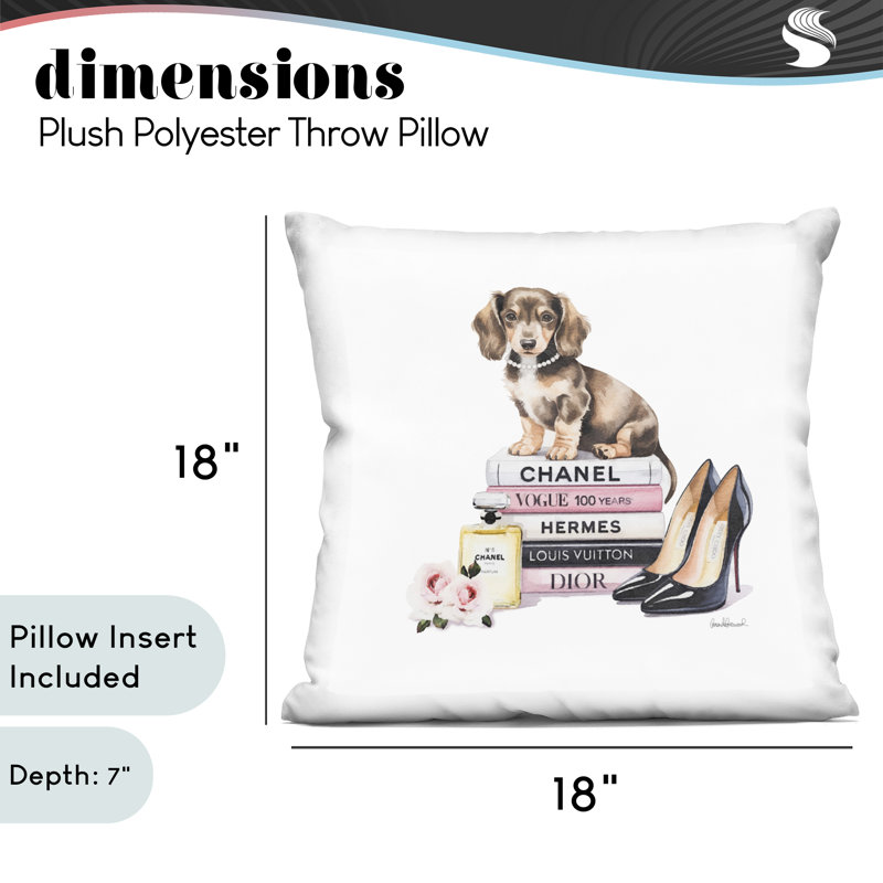 Coussin décoratif à imprimé Luxury Fashion Livres & Dog, design par Amanda Greenwood