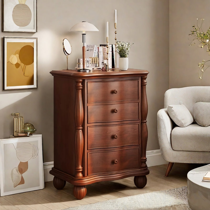 Commode d'appoint en bois de style classique.