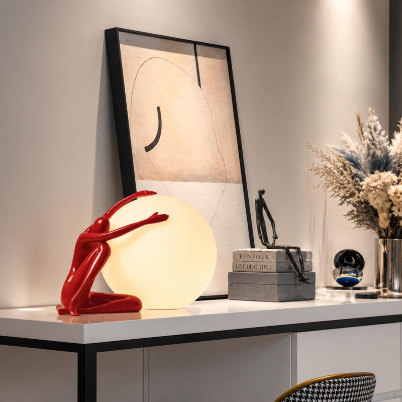 Lampe de table sculpturale moderne avec globe lumineux, lampe d'appoint artistique, globe lumineux à forme humaine, Rouge