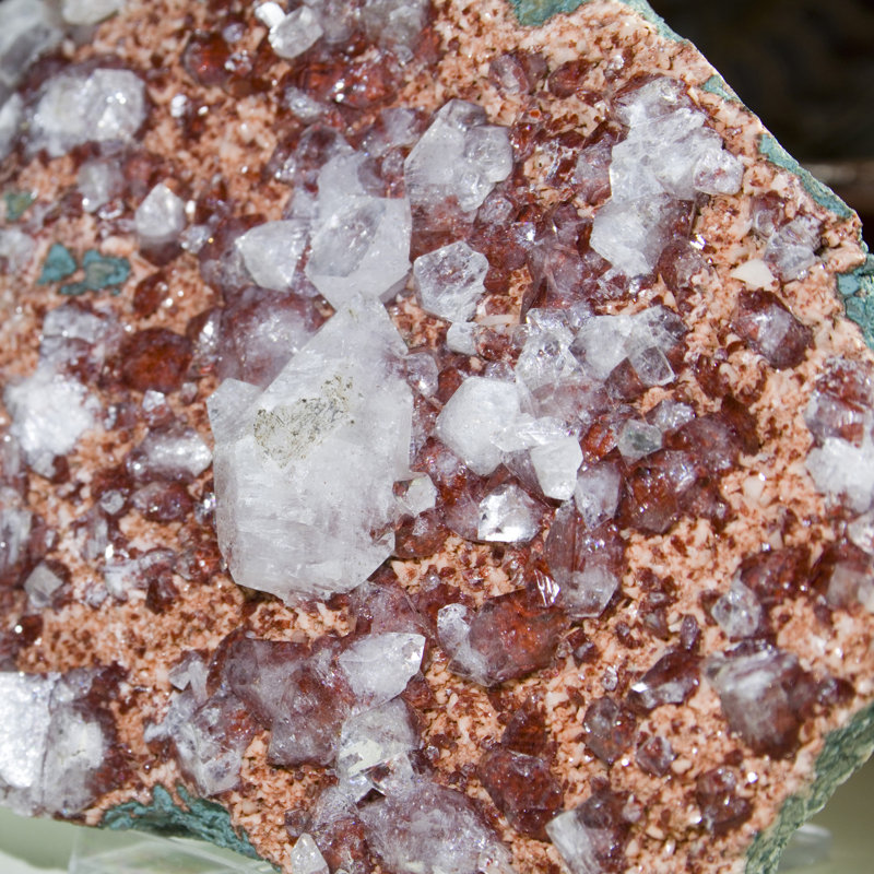 Apophyllite sur une matrice de basalte hématite-heulandite