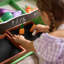 Support de jeu pour enfants avec 12 légumes coupants et accessoires interactifs Teamson Kids
