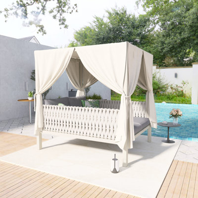 Lit de terrasse pour l'extérieur avec rideaux de lit beiges, coussins et coussins gris, corde tissée, convient à de multiples cas de figure