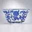 Élégant centre de table en porcelaine bleue et blanche à motif plissé, idéal pour la décoration intérieure et la mise en valeur.