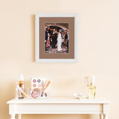 Cadre photo Arttoframes 20 po x 24 po blanc cassé délavé sur bois de frêne avec passe-partout simple de 2 po disponible en plus de 60 couleurs, pour des photos de 20 po x 24 po avec le tapis ou des photos de 24 po x 28 po sans le tapis