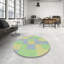 Tapis vert/jaune à motifs-398314703