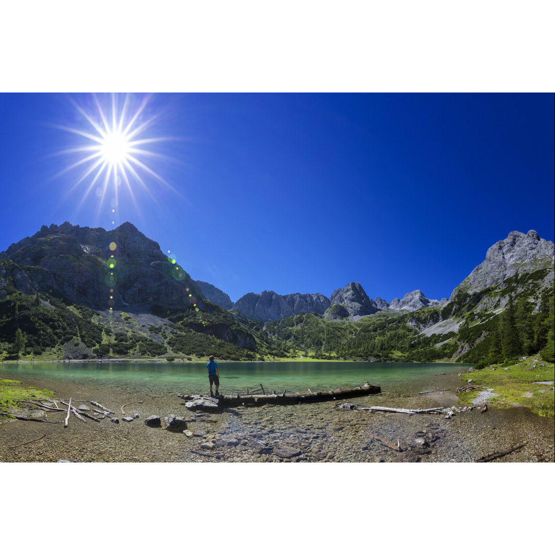 Wanderer am Alpinsee an einem sonnigen Tag - Seebensee Tirol von DieterMeyrl - Kunstdrucke ohne Rahmen auf Leinwand