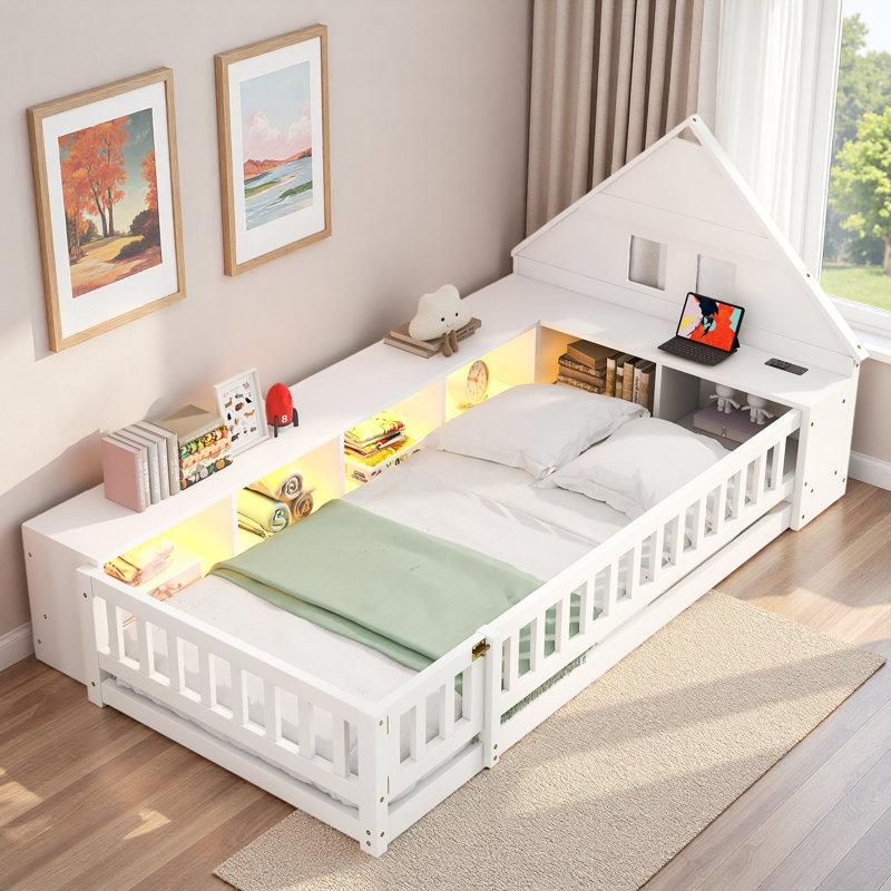 Lit en bois avec garde-corps, tête de lit en forme de maison, armoires de rangement, éclairage à DEL et station de charge