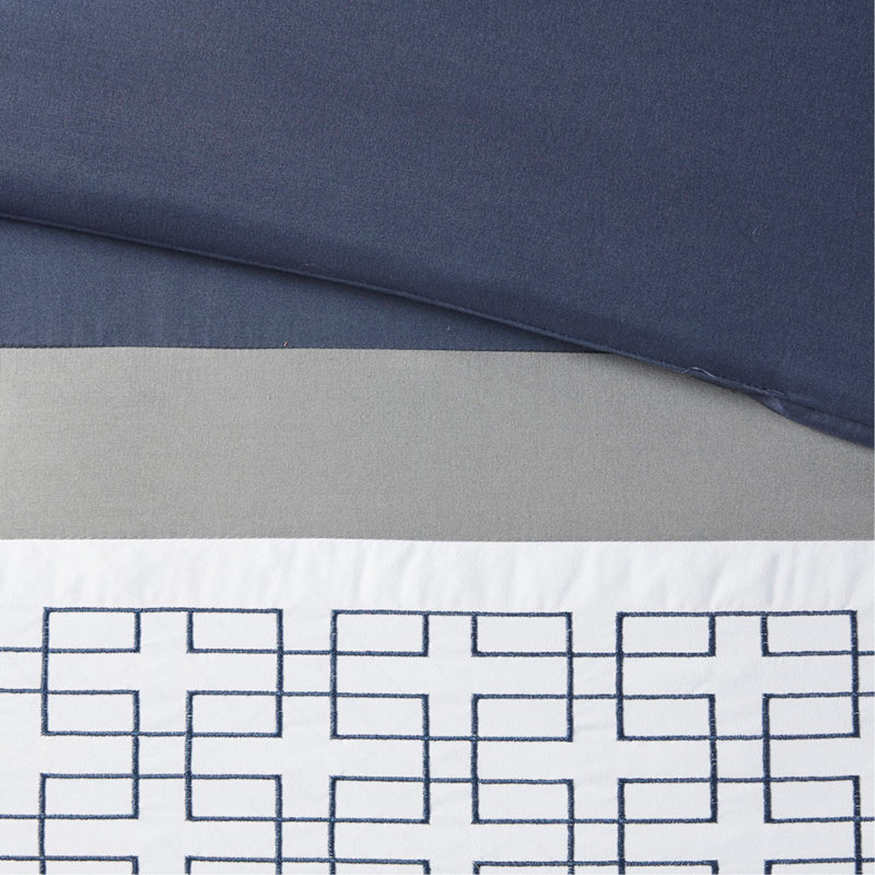 Élégant ensemble d'édredon brodé bleu marine 8 pièces, parfait pour un décor de chambre à coucher sophistiqué et confortable