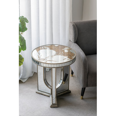 Élégante table d'appoint ronde avec motif floral et finition argentée miroitante, parfaite pour rehausser la décoration et la fonctionnalité de la maison