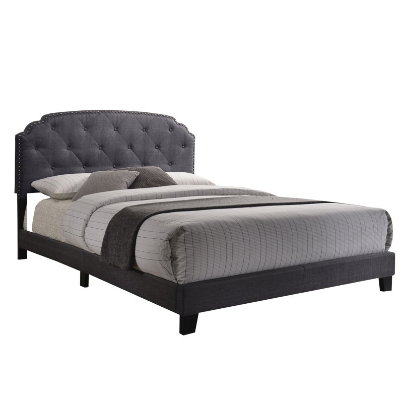 Grand lit tapissier gris en tissu avec garniture cloutée attrayante et arche séduisante de tête de lit courbée