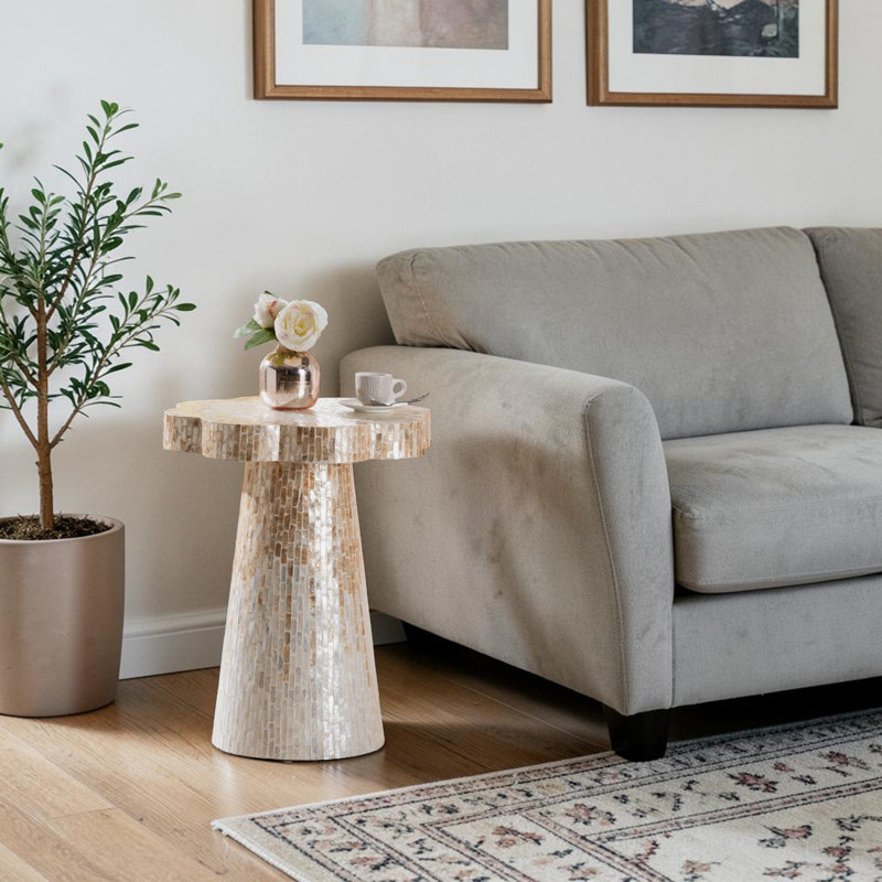 Table piédestal en nacre de Capiz avec surface décorative festonnée et texturée Andrean