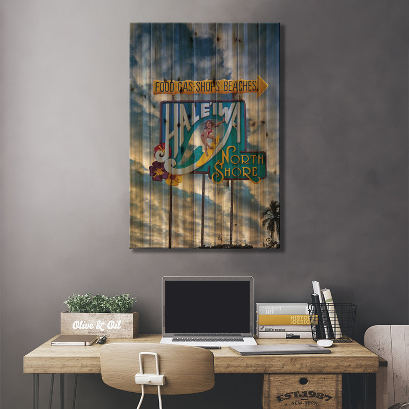 «Sennett Haleiwa Sign Woman Clouds» par Sean Davey - impression graphique, L 18 po x H 26 po