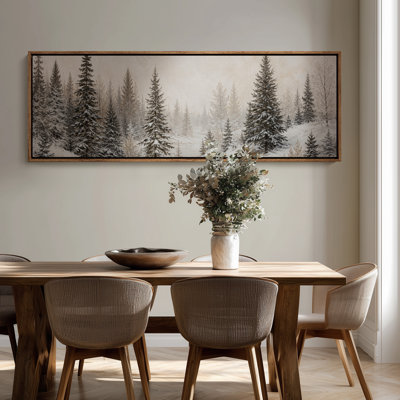 Très grand paysage de forêt de pin recouvert de neige avec forêt d'hiver brumeux et impression d'arbres givrés