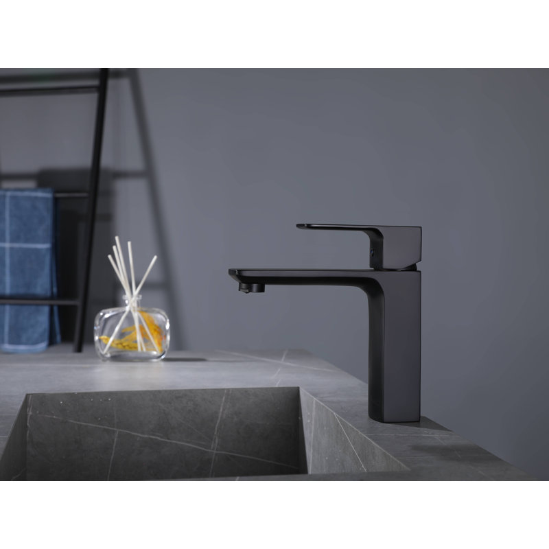 Single-Hole Single-handle Bathroom Faucet with Drain Assembly