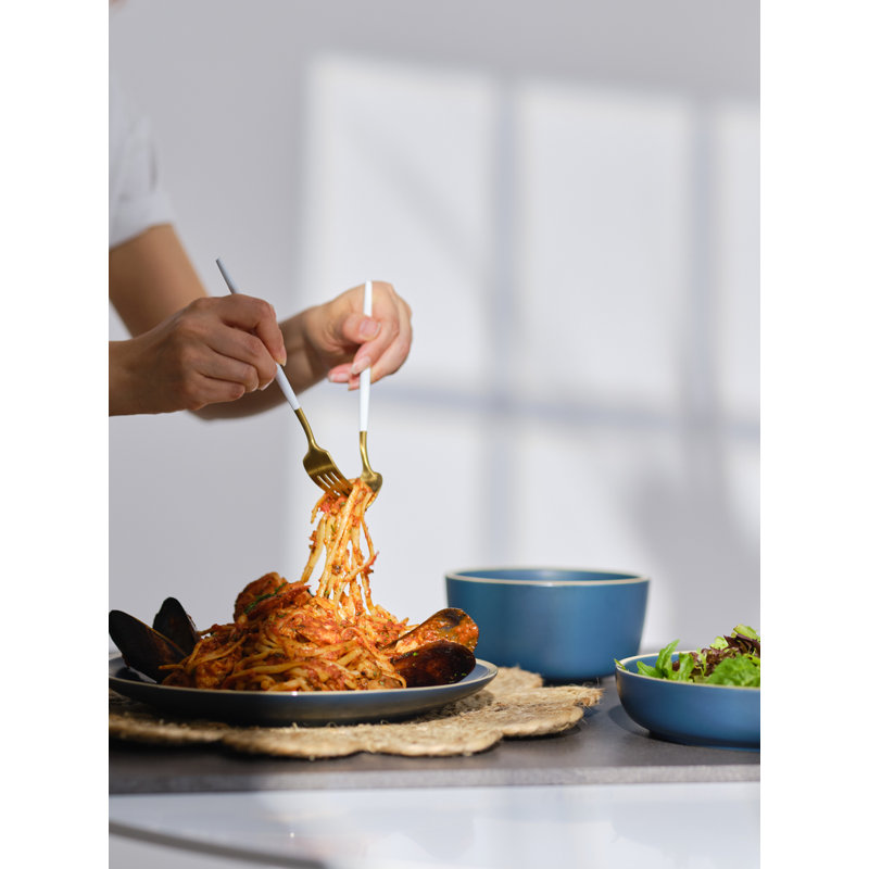 Service de vaisselle en céramique Morandi de Ebern Designs, paquet de 4, ensemble de 4 assiettes plates blanc mat laiteux de 10 pouces parfaites pour la cuisine, le patio et les ensembles repas