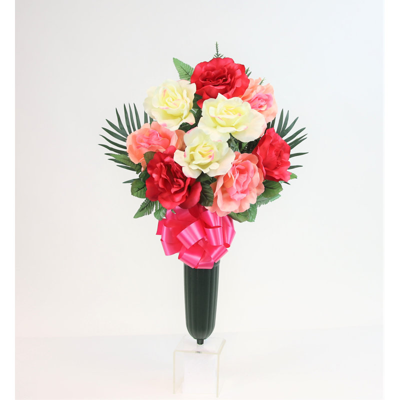 Arrangement de roses dans un vase en cône