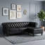 Canapé modulaire en L à 4 places avec repose-pieds, capitonnage capitonné et accoudoirs courbés garnis de rivets-394934044