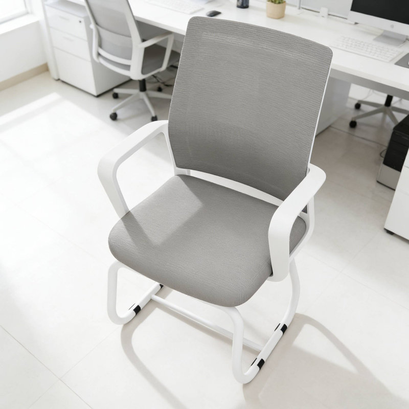 Une chaise de bureau élégante et confortable rehausse la concentration du bureau à domicile et la détente professionnelle