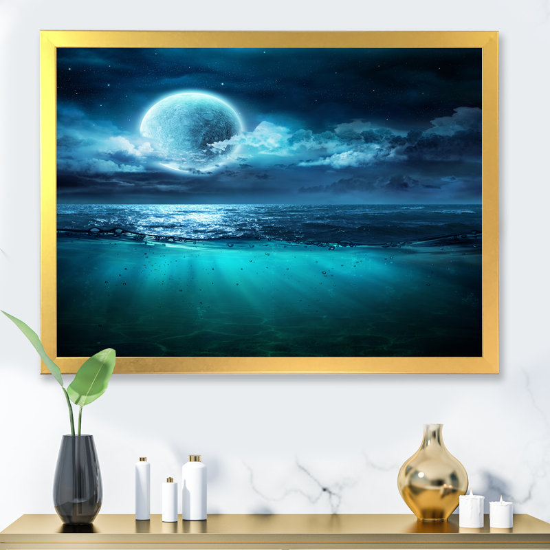 «Romantic Moon Over Deep Blue Sea II», photographie sur toile, H 24 po x l 32 po x P 1 po, Cadre doré