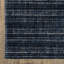 Tapis touffeté à rayures bleu marine et bleu en laine et viscose Shafia-494855631