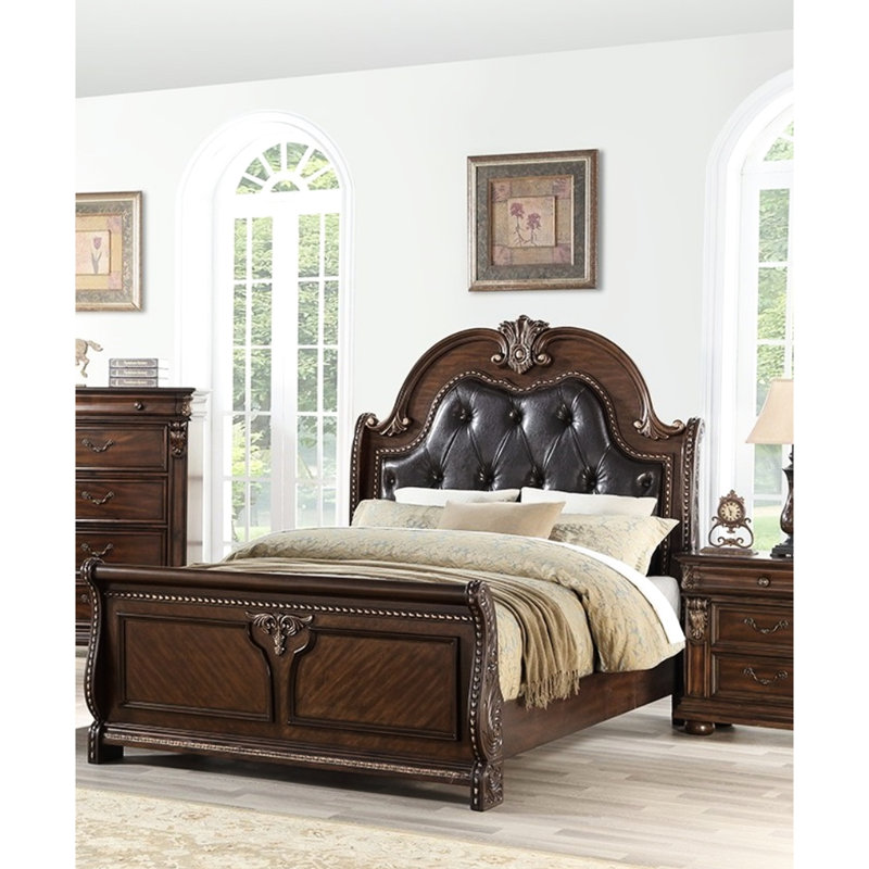 Grand lit de style traditionnel avec tête de lit capitonnée en similicuir brun et matériau en bois pour la décoration de la chambre à coucher