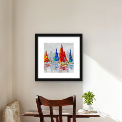 Bateaux colorés près de la ville grise - décor encadré côtier