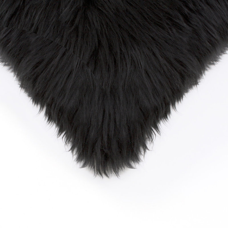 Ensemble de deux coussins décoratifs en peau de mouton noire 18 po