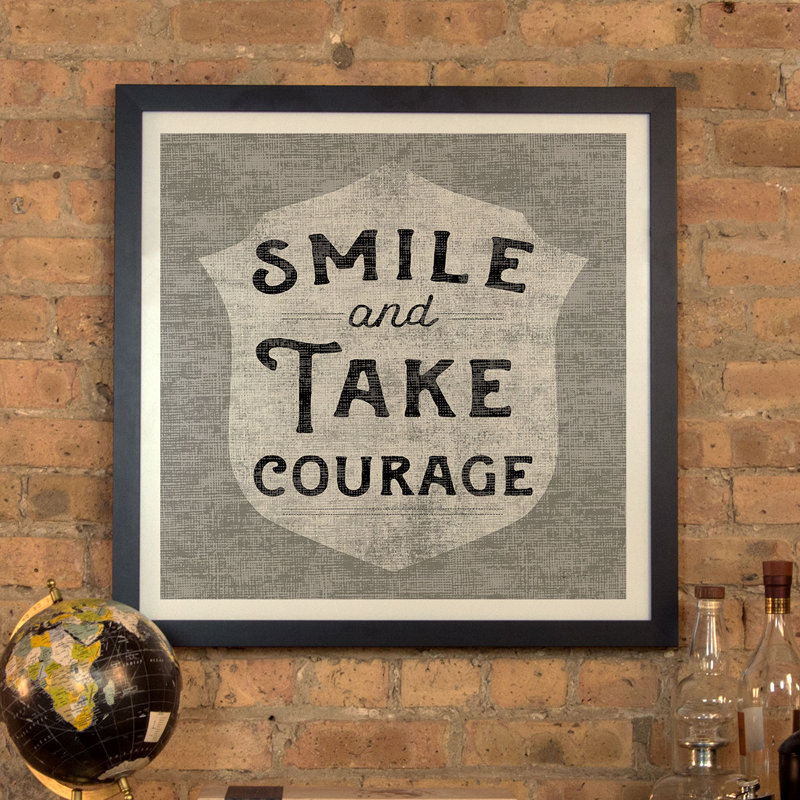 «Take Courage», art textuel, H 26 po x l 26 po x P 1,5 po, Toile encadrée de bois rustique foncé