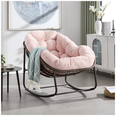 Chaise berçante d'extérieur rose en rotin avec coussin en coton et structure en acier
