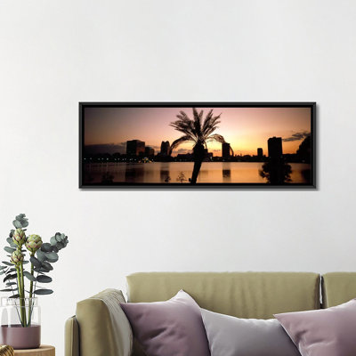 Silhouette de bâtiments au bord de l'eau, lac Eola, Summerlin Park, Orlando, Orange County, Florida, USA par Panoramic Images - Reproduction giclée sur toile panoramique