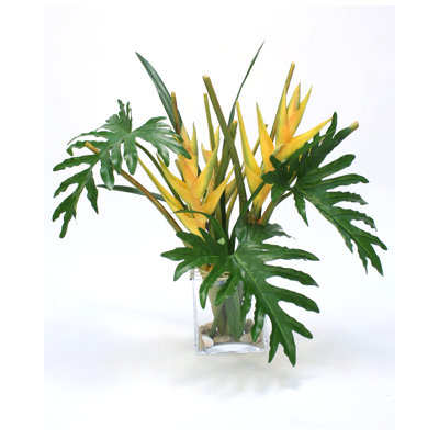 Arrangement floral heliconia dans un vase