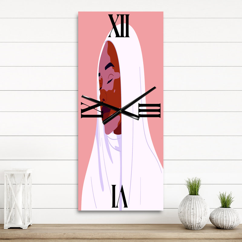 Belle femme afro-africaine souriante avec horloge murale vitiligo, Grand