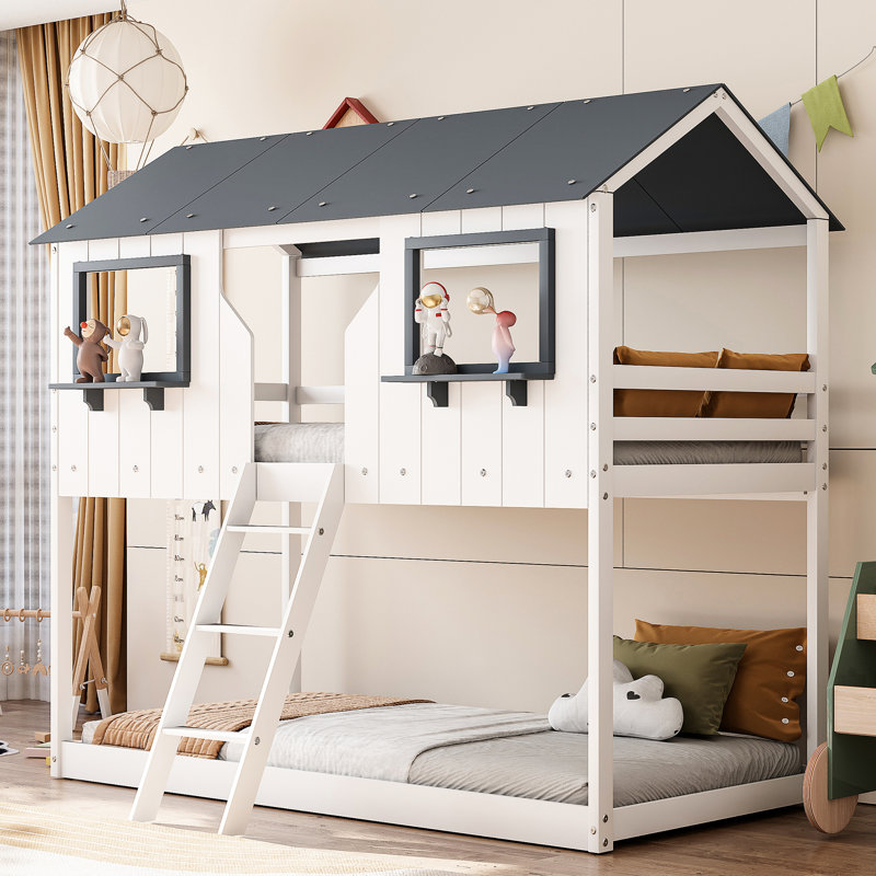 Lit simple au-dessus d'un lit superposé blanc avec mur de maison de jeu, garde-corps et coffre-fort pour l'imagination du sommeil, garde-corps