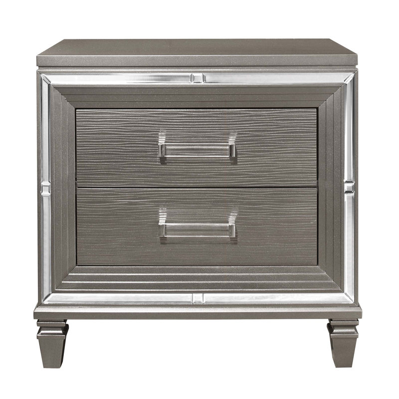Table de chevet élégante à finition métallique avec garniture de miroir biseautée et tiroirs en queue d'aronde, parfaite pour les chambres à coucher modernes