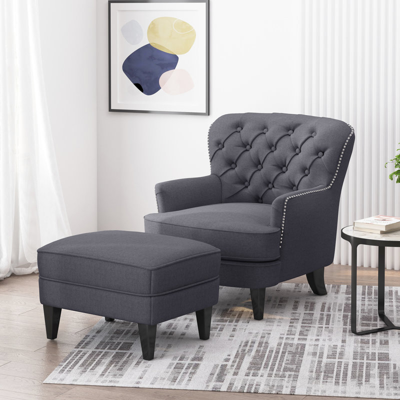 Fauteuil club contemporain avec siège en tissu gris, structure en tissu d'ameublement avec repose-pieds en bouleau classique