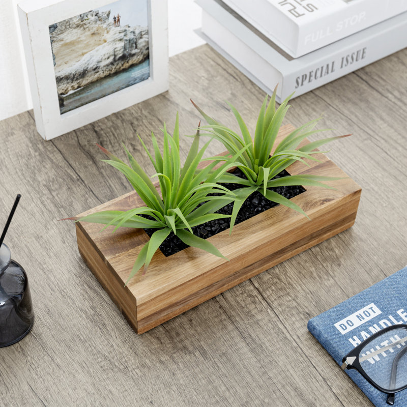 Plantes vertes artificielles en pot de bois