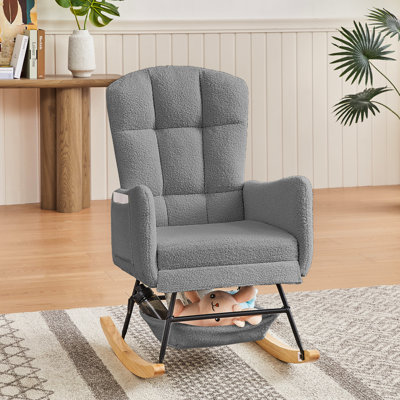 Fauteuil à bascule gris pâle avec revêtement en tissu, structure en métal, pieds en bois massif, installation simple et rapide pour un confort optimal et une détente absolue.