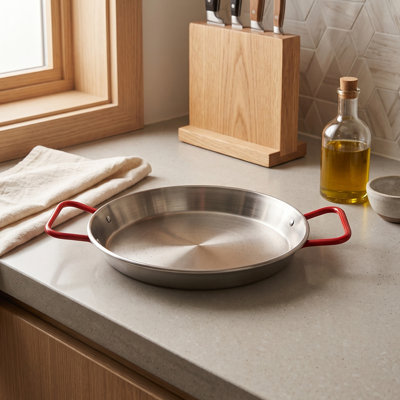 Poêle à paella en acier au carbone 8 pouces Magefesa, 20 cm - 2 portions, durable et légère avec surface alvéolée, idéale pour la cuisine extérieure et la paella valencienne traditionnelle