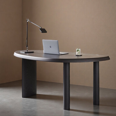 Bureau moderne en bois massif avec bordure ergonomique