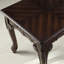 Table basse de couleur cerise foncée avec des détails ornés pour un bois chic et élégant dans un décor élégant