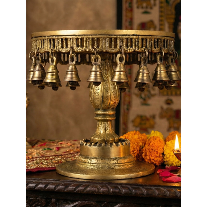 Piédestal Chowki en laiton avec cloche suspendue