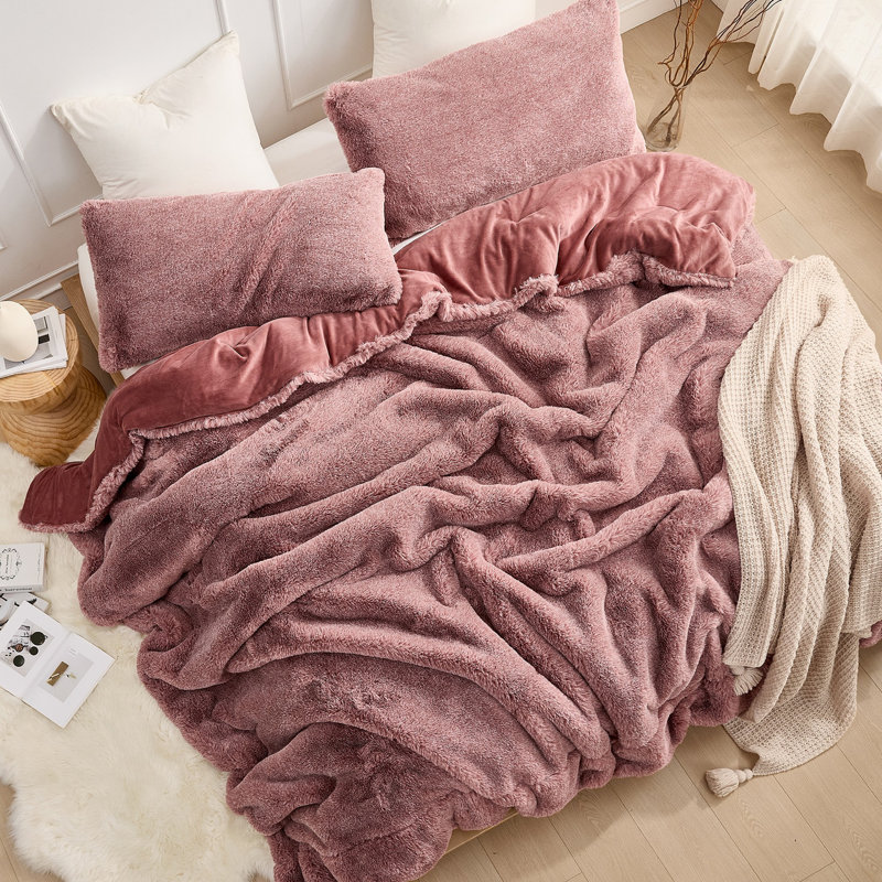 Ensemble d'édredon surdimensionné en fausse fourrure Comun, Sel Sriracha, Édredon pour très grand lit + 2 taies décorativ