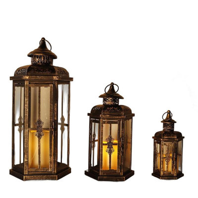 Ensemble de trois bougeoirs de lanterne de table en filigrane de métal noir et doré