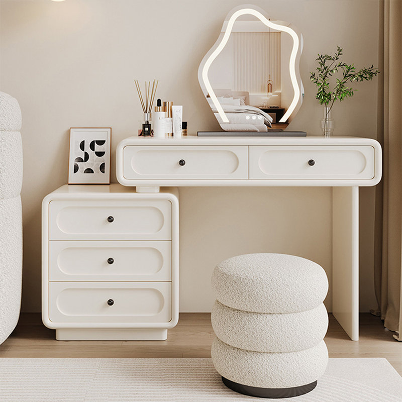 Bureau de coiffeuse moderne en bois massif avec miroir lumineux, une chaise et des tiroirs