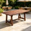 Table de salle à manger rectangulaire de style campagnard en bois massif, pouvant accueillir de 4 à 6 personnes.