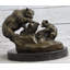 Figurine abdihafide jouant avec son ourson
